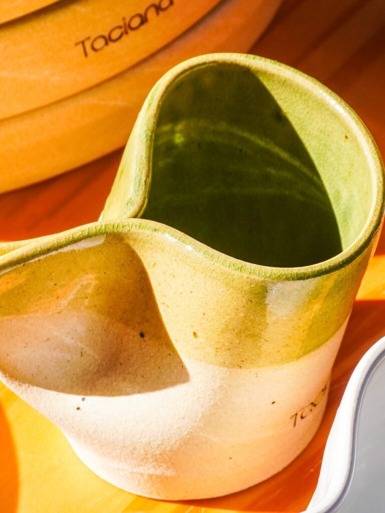 Copo Gota com Bico Vertedor Verde Oliva e Bege